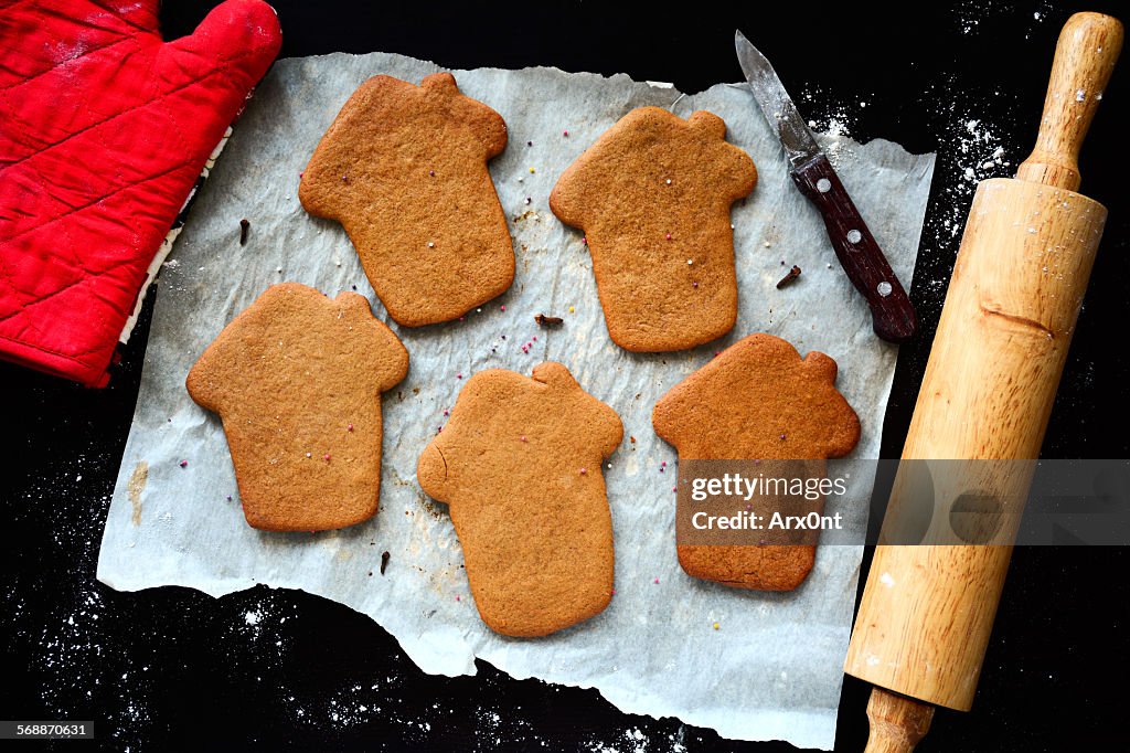 Gingerbread cookies, table top view