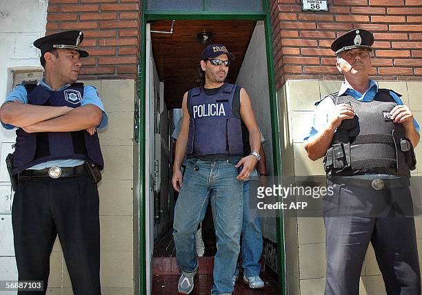 Buenos Aires, ARGENTINA: Policias realizan un allanamiento en un domicilio de la calle Portela 56 de Buenos Aires, el 19 de febrero de 2006, en un...