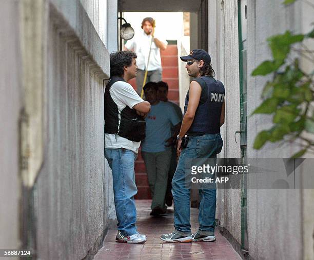 Buenos Aires, ARGENTINA: Policias realizan un allanamiento en un domicilio de la calle Portela 56 de Buenos Aires, el 19 de febrero de 2006 en un...