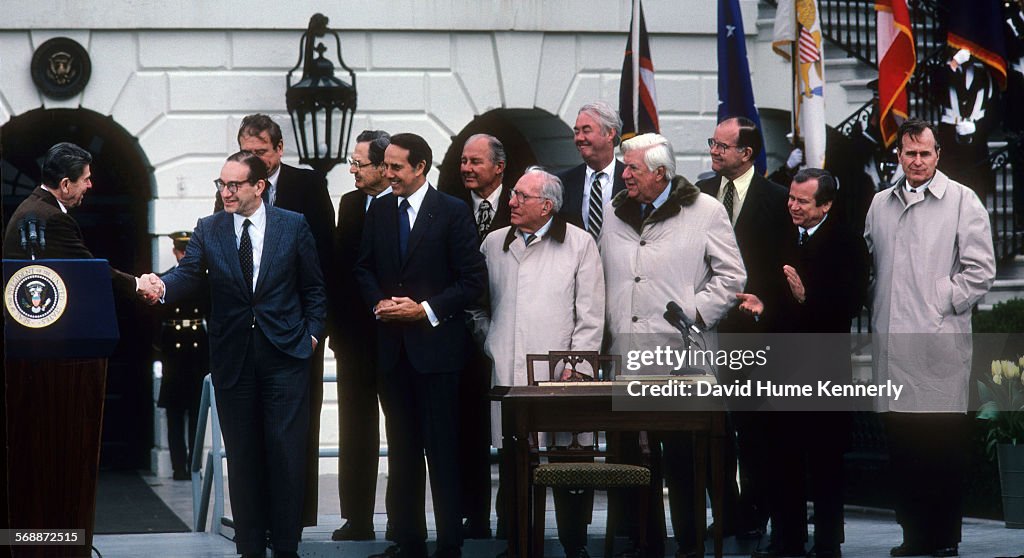 Sign Scheering Ron President Reagan speaks before signing the Social Security Amendments ...