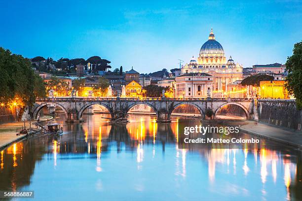 st. peter's basilica illuminated at dusk, rome - sant angelo stockfoto's en -beelden