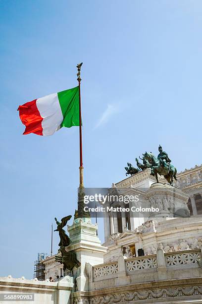 monument of victory with italian flag, rome, italy - italian flag stockfoto's en -beelden