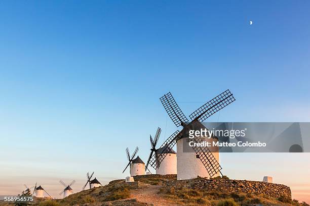 sunset over the windmills of dox quixote, spain - castilië la mancha stockfoto's en -beelden