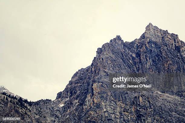 close-up of mountain ridge - terreno extremo - fotografias e filmes do acervo