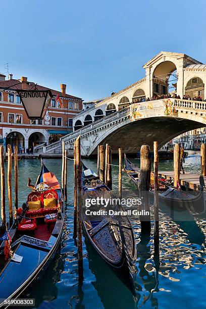 rialto bridge and gondolas, venice - gondola traditional boat stockfoto's en -beelden