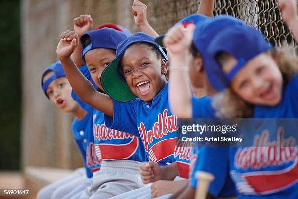 little league team cheering - baseball equipment stockfoto's en -beelden