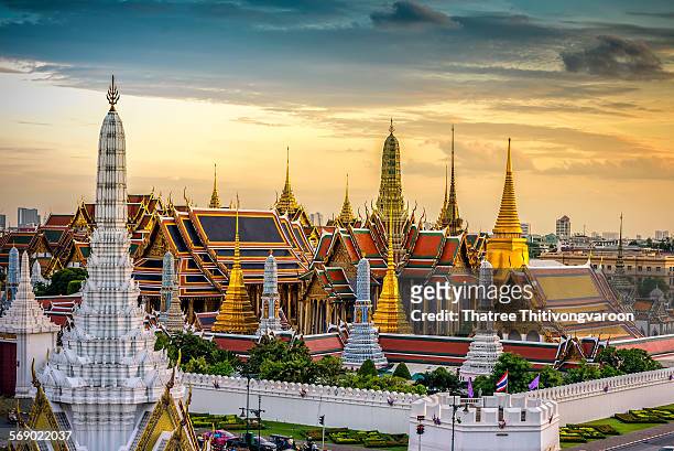 grand palace and wat phra keaw at sunset - grand palace bangkok stock pictures, royalty-free photos & images