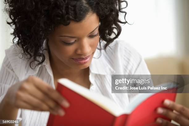 woman reading a book - libro in brossura foto e immagini stock
