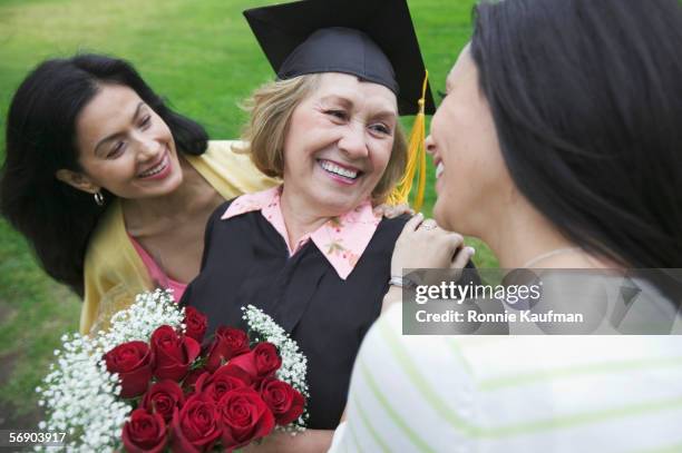 graduate mother receiving praise - cesar flores fotografías e imágenes de stock