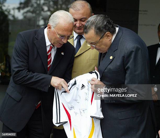 El presidente del Comite Organizador del Mundial de Alemania 2006, el legendario astro del futbol Franz Beckenbauer , le muestra el 21 de febrero de...