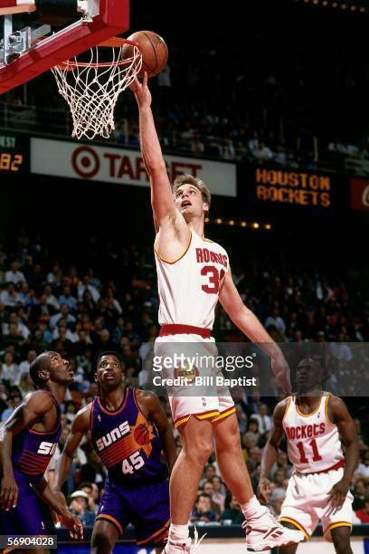 Pete Chilcutt of the Houston Rockets drives to the basket for a layup against the Phoenix Suns during an NBA game at the Summit on March 7, 1995 in...