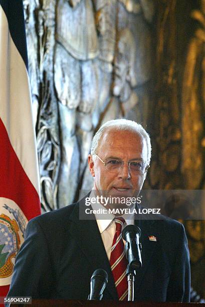 El presidente del Comite Organizador del Mundial de Alemania 2006, el legendario astro del futbol Franz Beckenbauer, ofrece un discurso el 21 de...