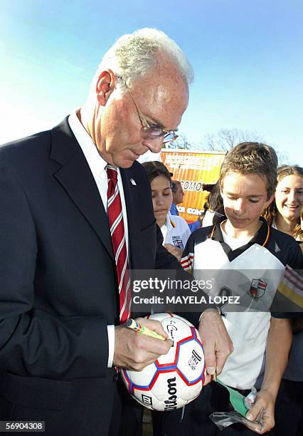 El presidente del Comite Organizador del Mundial de Alemania 2006, el legendario astro del futbol Franz Beckenbauer, firma un balon el 21 de febrero...