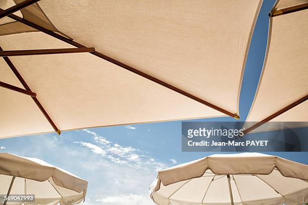 umbrella and blue sky - jean marc payet - fotografias e filmes do acervo