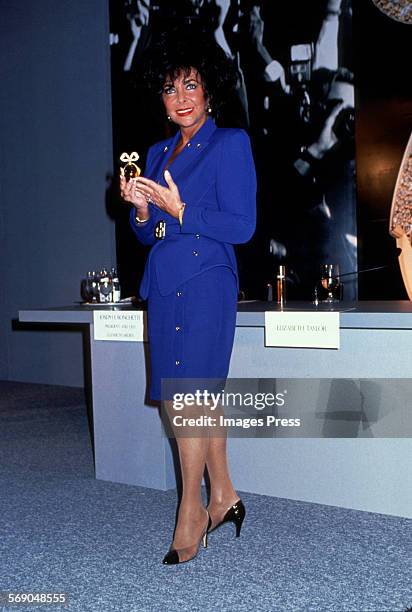 Elizabeth Taylor unveils her fragrance 'White Diamonds', circa 1991 in New York City.