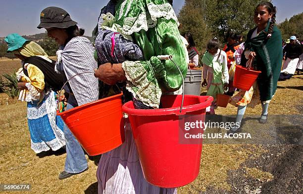 Indigenas Mazahuas protestan frente a las instalaciones de la planta de abastecimiento de agua potable, "Sistema Cutzamala" en Loma de Juarez, 100 km...