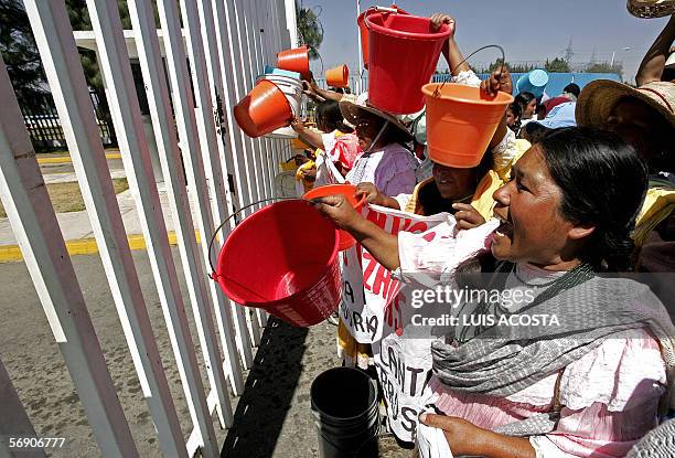 Indigenas Mazahuas protestan frente a las instalaciones de la planta de abastecimiento de agua potable, "Sistema Cutzamala" en Loma de Juarez, 100 km...