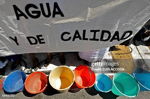Indigenas Mazahuas protestan frente a las instalaciones de la planta de abastecimiento de agua potable, "Sistema Cutzamala" en Loma de Juarez, 100 km...