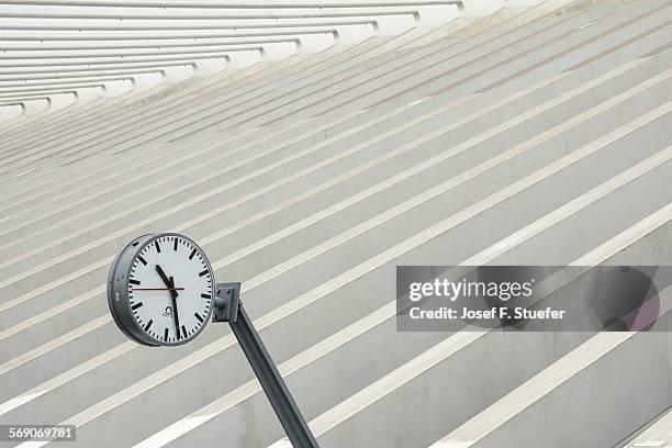 Repeating Clock Pattern Repeating Clock Pattern Photos and Premium High Res Pictures - Getty Images