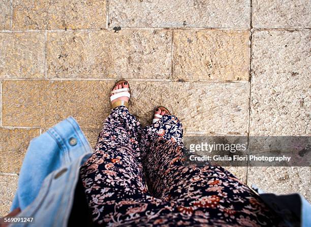 floral pants and sandals - floral pattern pants stockfoto's en -beelden