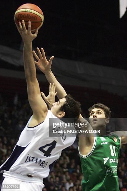 Turkey Efes Pilsen's Ender Arslan fights for control of the ball with Italy Benetton Treviso's Andrea Bargnani during their Euroleague match at Abdi...