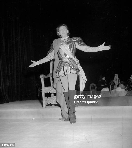 Gerard Philipe in " The Cid " of Corneille. Festival of Suresnes. T.N.P., November 1951. LIP-160-012-013