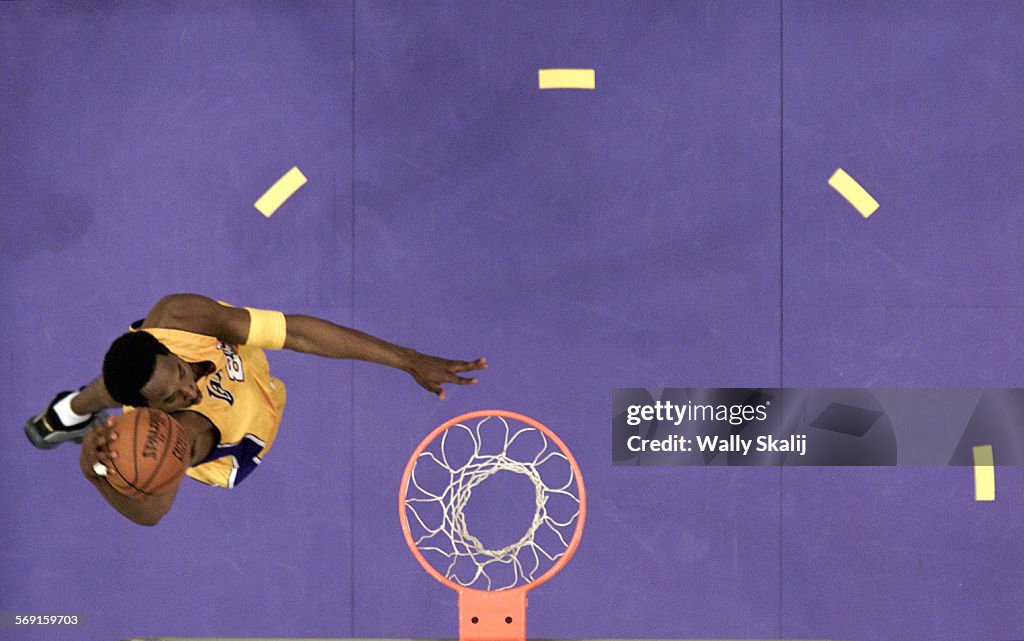 029282.SP.0506.lakers21.WS The Lakers Kobe Bryant goes in for a dunk during Game 1 of the Western Co