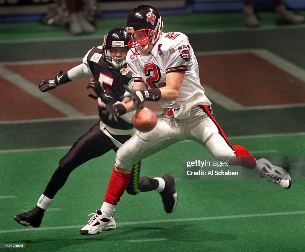 SP.piranhas.3.0503.ASANAHEIMNew Jersey Red Dogs' Matt Carman, right, attempt to catch a pass und