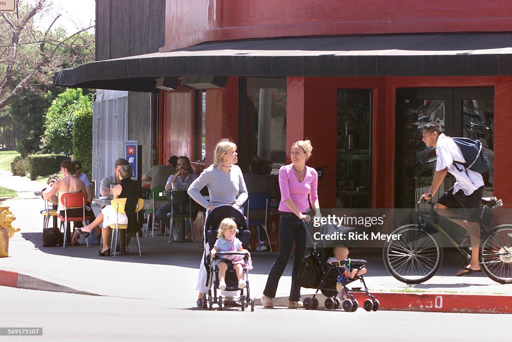 029365.SO.0507.so.shop3.rm People outside Red cafe.