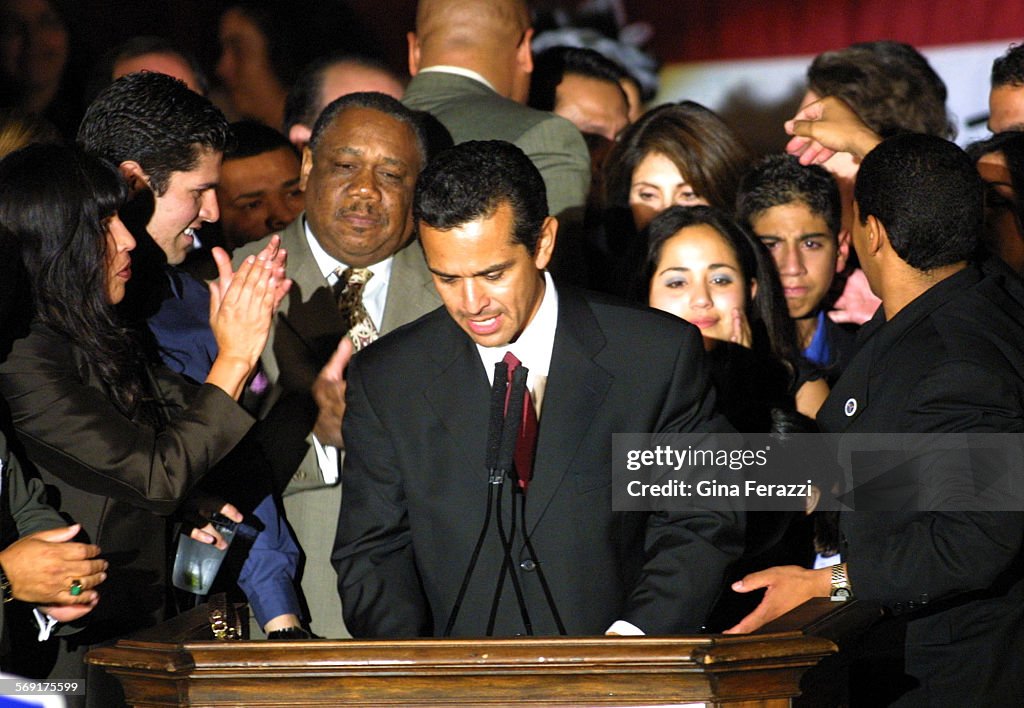 Surrounded by family members, mayoral candidate Antonio Villaraigosa concedes the mayors race to Jim