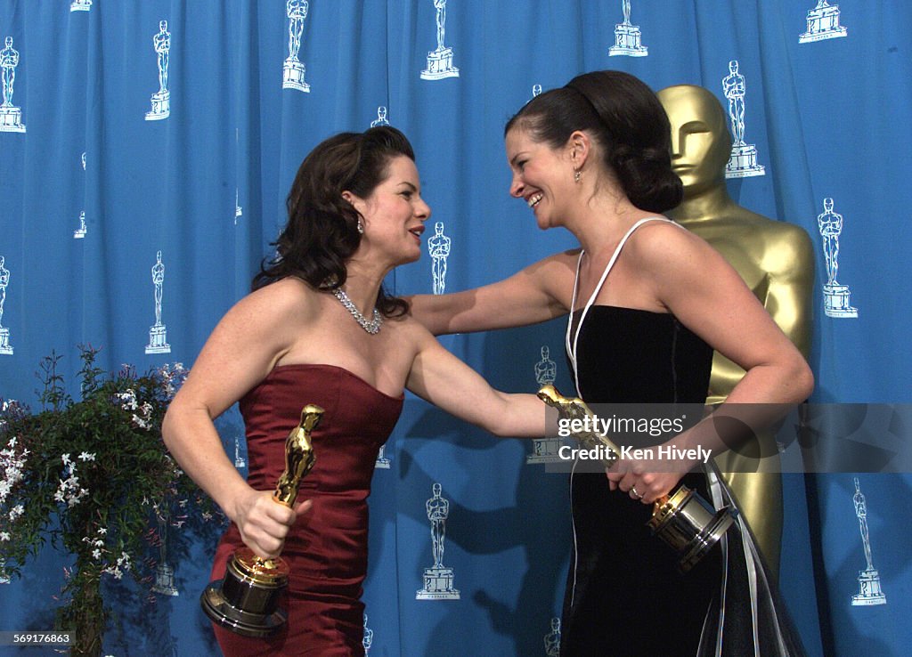 026681.0325.osc37.kh13  Marcia Gay Harden and Julia Roberts at the 73th Academy Awards at the Shri