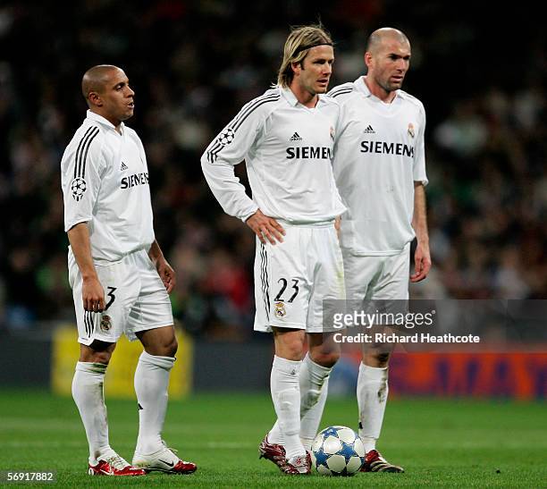 Robert Carlos, David Beckham and Zinedine Zidane of Madrid wait to take a freekick during the UEFA Champions League Round of 16, First Leg match...