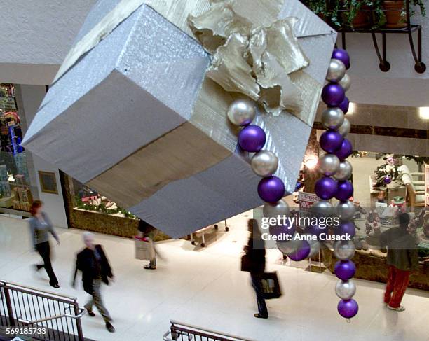 Holiday shoppers at the Oaks MAll in Thousand Oaks. DIGITAL IMAGE SHOT ON 12/12 /2000 Thousand Oaks.