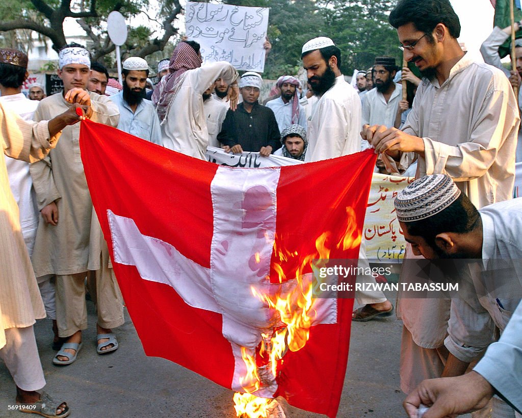 Pakistani Muslims torch a Danish flag du