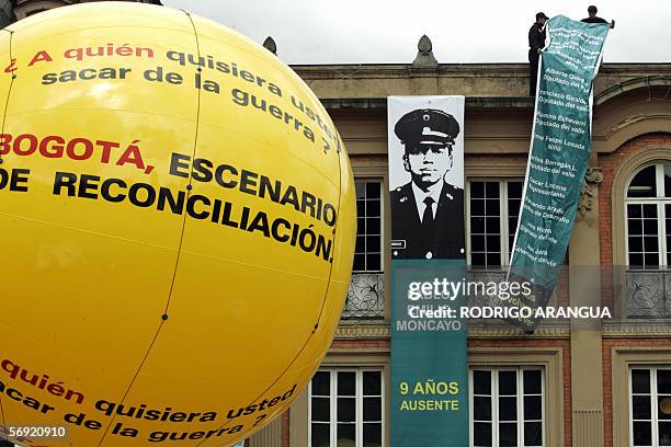 Trabajadores cuelgan carteles alusivos a secuestrados por la guerrilla de las Fuerzas Armadas Revolucionarias de Colombia el 23 de febrero de 2006 en...