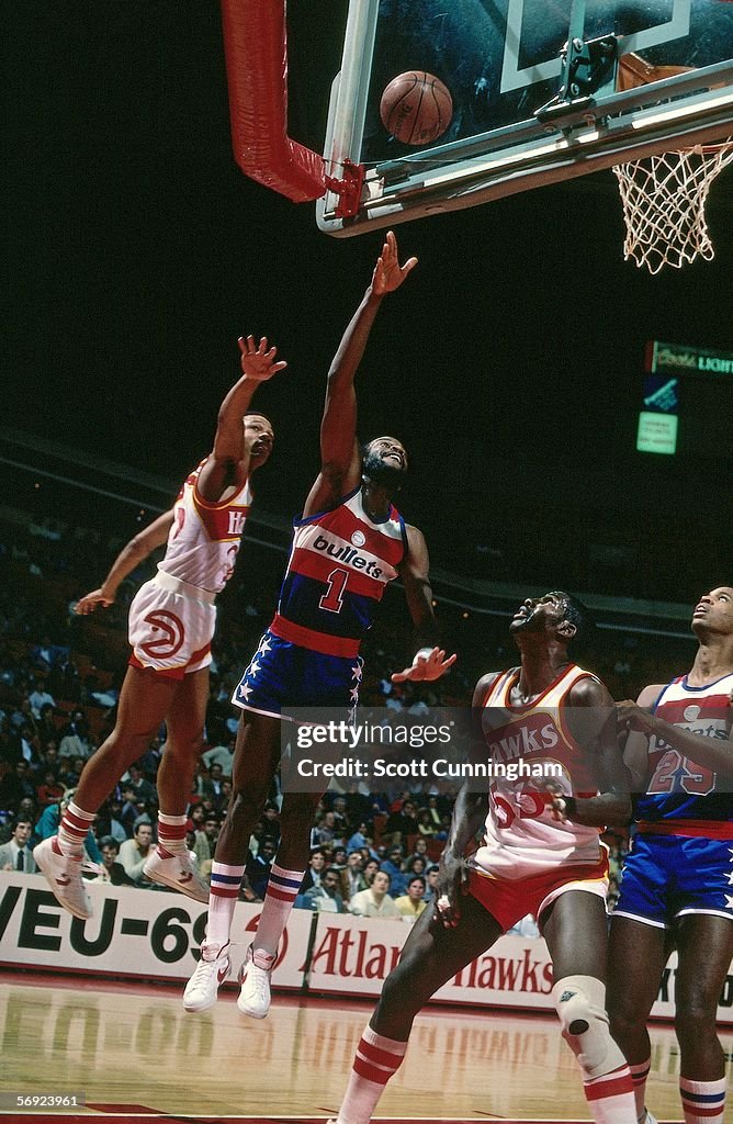 Gus Williams#1 of the Baltimore Bullets shoots a short jumpshot along