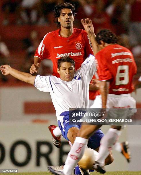 Jorge Britez del Nacional de Uruguay disputa la pelota con Perdigao y Fernandao del equipo brasileno Internacional, en partido de Copa Libertadores,...