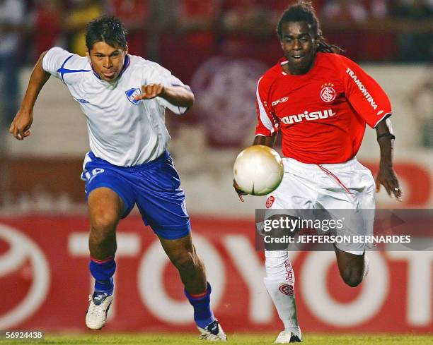 Jorge Britez Nacional de Uruguay disputa el balon con Paulo Cesar Tinga, del brasileno Internacional, en partido por Copa Libertadores, en el estadio...