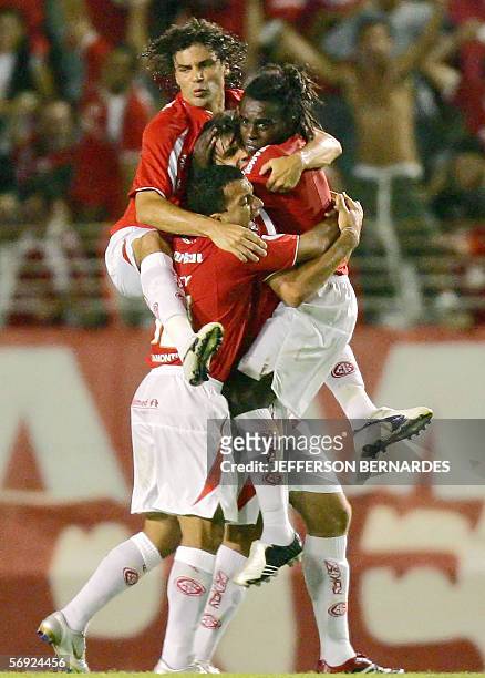 Jugadores del equipo brasileno Internacional, festejan el gol de Fernandao, el segundo a Nacional de Uruguay, en partido por Copa Libertadores,...
