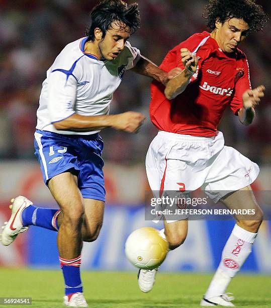 Jorge Martinez de Nacional de Uruguay, disputa la pelota con Fabian Bolivar del equipo brasileno Internacional durante el partido valido por la Copa...