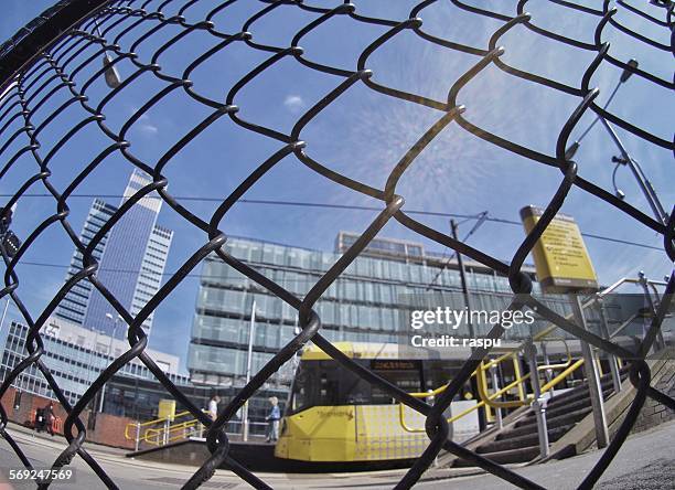 manchester,a yellow tram - no trespassing segnale inglese foto e immagini stock