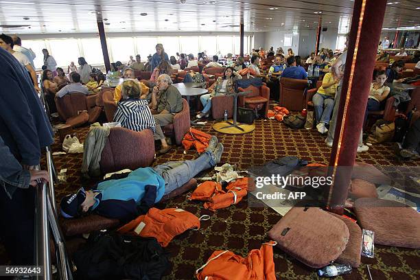 Buenos Aires, ARGENTINA: Pasajeros del buque "Eladia Isabel", de la empresa Buquebus, esperan dentro de la nave ser remolcados al puerto de Buenos...