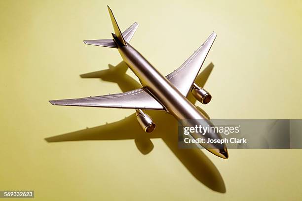 golden airplane - model airplane ストックフォトと画像