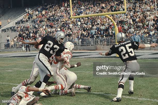 Fred Biletnikoff during a National Football League game between the Oakland Raiders and the New England Patriots, 1975.