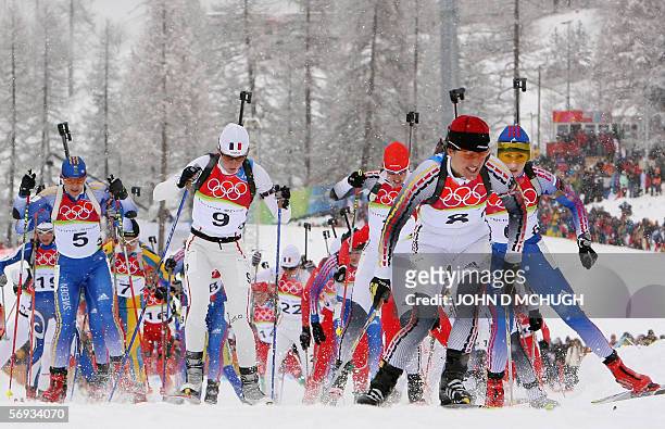 Cesana San Sicario, ITALY: Germany's Uschi Disl leads the pack in the women's biathlon 12.5km mass start at the Turin 2006 Winter Olympic Games, 25...