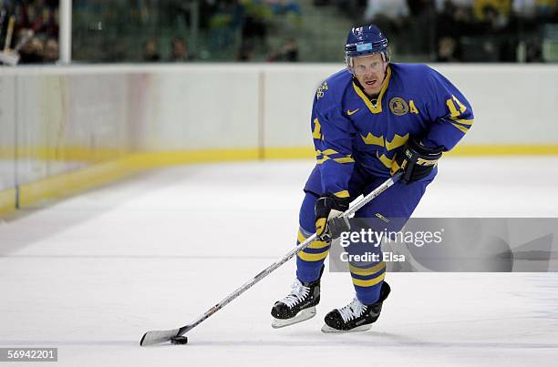 Daniel Alfredsson of Sweden in action during the final of the men's ice hockey match between Finland and Sweden during Day 16 of the Turin 2006...