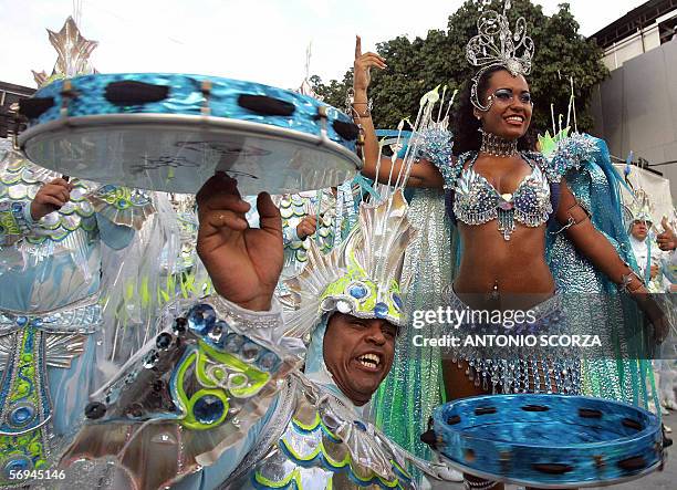 Rio de Janeiro, BRAZIL: Raissa , Queen of the Drums performs beside Plinio, Master of the Drums of Beija Flor samba school, 26 February 2006, during...