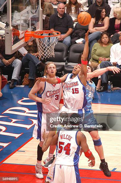 James Singleton of the Los Angeles Clippers tips the ball towards the basket against Eduardo Najera of the Denver Nuggets on January 28, 2006 at...