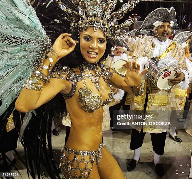 Rio de Janeiro, BRAZIL: Fabia Borges, Queen of the drums of Imperio da Tijuca samba school performs ahead the musicians at the sambodrome avenue, 28...