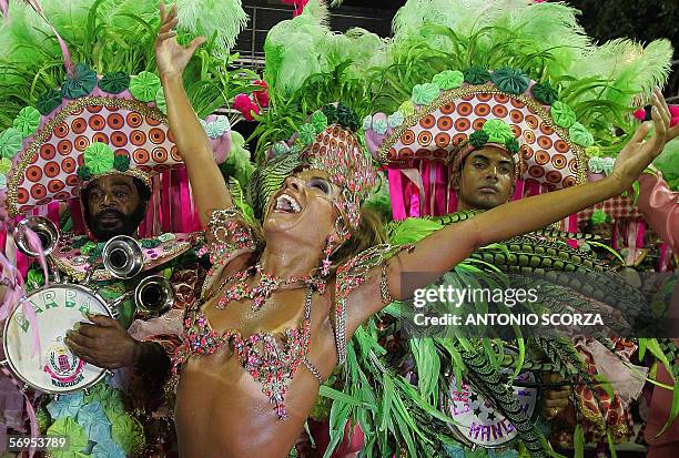 Rio de Janeiro, BRAZIL: Jacqueline Nascimento, Queen of the Drums of Mangueira samba school performs ahead of the musicians, 27 February 2006, during...
